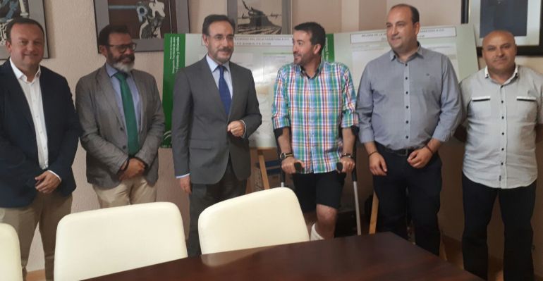 El consejero de Fomento y Vivienda, Felipe López, (tercero por la izquierda) junto al delegado provincial y varios alcaldes de la zona. El consejero de Fomento y Vivienda, Felipe López, (tercero por la izquierda) junto al delegado provincial y varios alcaldes de la zona.