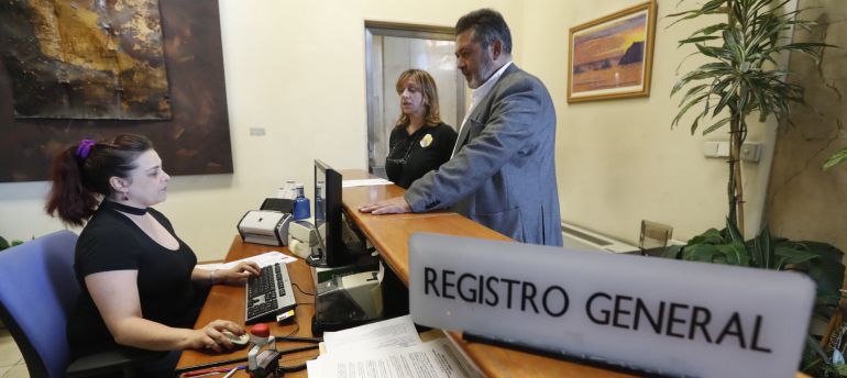 Julio Sanz y Concepción Guardado durante el regsitro de la propuesta este jueves. Julio Sanz y Concepción Guardado durante el regsitro de la propuesta este jueves.