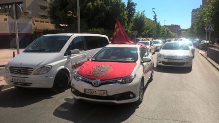 El taxi protesta contra el exceso de licencias de coches con conductor El taxi protesta contra el exceso de licencias de coches con conductor
