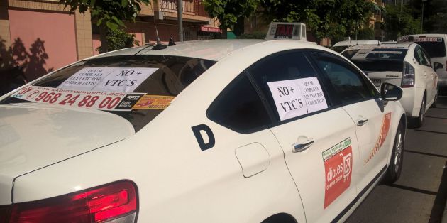 El taxi protesta contra el exceso de licencias de coches con conductor El taxi protesta contra el exceso de licencias de coches con conductor