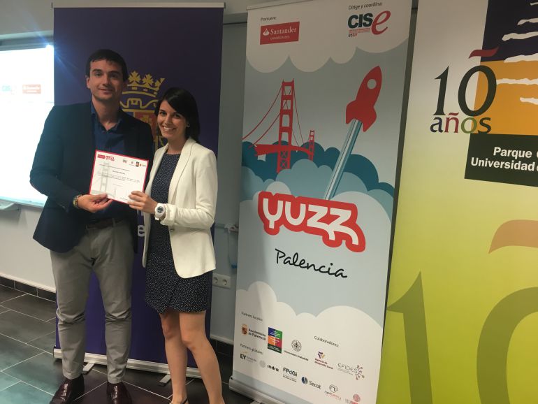 Elena Narro, ganadora de Yuzz Palencia junto al concejal del Ayuntamiento David Vázquez Elena Narro, ganadora de Yuzz Palencia junto al concejal del Ayuntamiento David Vázquez