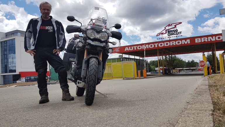 Entrada principal del Circuito de Brno. De fondo, el rugir de las motos en pista. Entrada principal del Circuito de Brno. De fondo, el rugir de las motos en pista.
