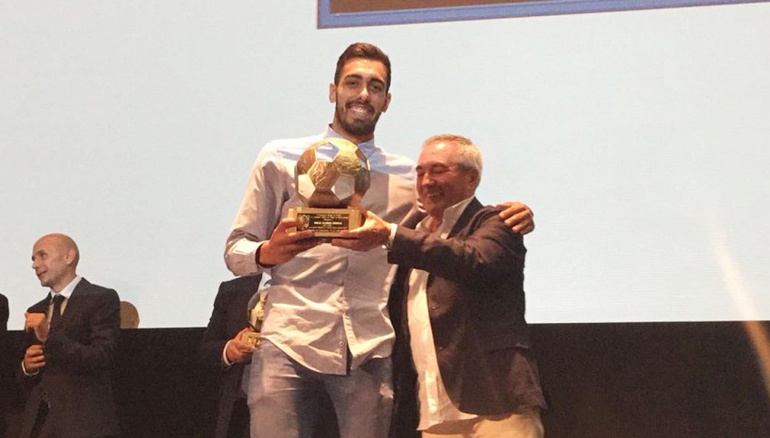 Borja Iglesias recibe un premio en la Gala del fútbol gallego Borja Iglesias recibe un premio en la Gala del fútbol gallego