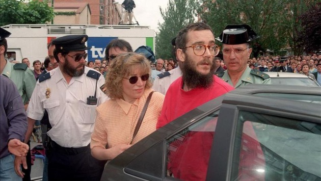 José Antonio Ortega Lara, en compañía de su esposa Domitila, llega a su domicilio después de haber sido liberado por la Guardia Civil tras 532 días de cautiverio (foto tomada el 1 de julio de 1997). José Antonio Ortega Lara, en compañía de su esposa Domitila, llega a su domicilio después de haber sido liberado por la Guardia Civil tras 532 días de cautiverio (foto tomada el 1 de julio de 1997).