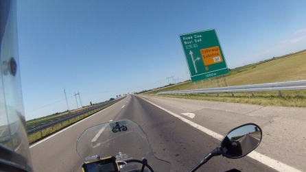 Las autopistas serbias echan una mano, acompañan la grafía local con la latina. Las autopistas serbias echan una mano, acompañan la grafía local con la latina.
