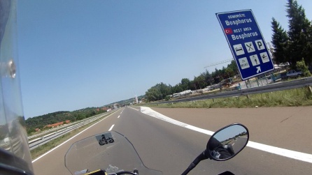 Area de descanso "Bósforo", la bandera turca... Los serbios saben que aquí hay una ruta, y le sacan partido. Area de descanso "Bósforo", la bandera turca... Los serbios saben que aquí hay una ruta, y le sacan partido.