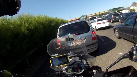 Frontera entre Hungría y Serbia. Quién me iba a decir que el policía de mi fila iba a saber que yo soy de Osasuna. Frontera entre Hungría y Serbia. Quién me iba a decir que el policía de mi fila iba a saber que yo soy de Osasuna.