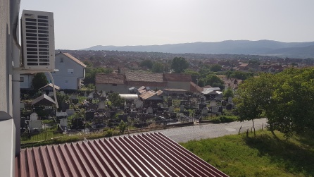En el motel de hoy han tenido a ien ponerme habitación con vistas... al cementerio. En el motel de hoy han tenido a ien ponerme habitación con vistas... al cementerio.