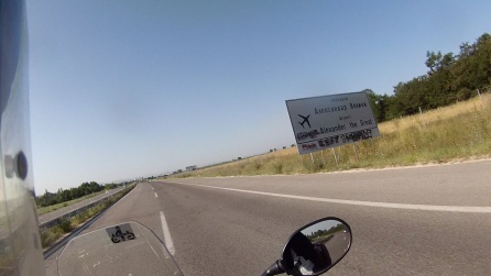 Los macedonios dejan claro nada más entrar en el país, de quién es Alejandro. El aeropuerto de Skopje, bien publicitado. Los macedonios dejan claro nada más entrar en el país, de quién es Alejandro. El aeropuerto de Skopje, bien publicitado.