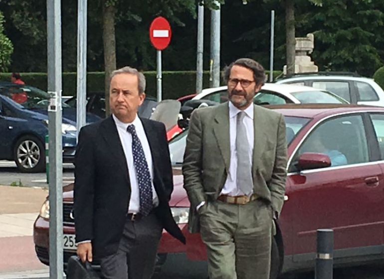 Gerardo Conde Roa (derecha) y su letrado a la llegada al juzgado Gerardo Conde Roa (derecha) y su letrado a la llegada al juzgado