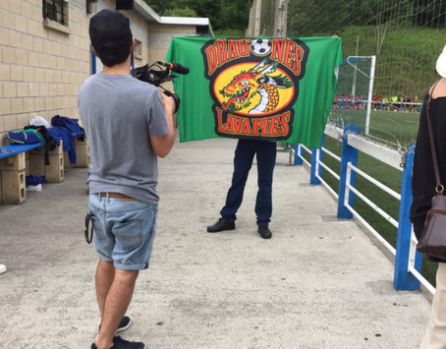 Un seguidor de los Dragones sostiene una bandera del equipo madrileño Un seguidor de los Dragones sostiene una bandera del equipo madrileño