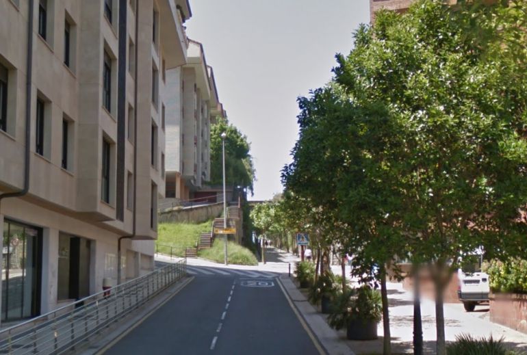 Vista de la calle de Zumaia en la que en una de sus viviendas se han encontrado los cadáveres de dos hermanos. Vista de la calle de Zumaia en la que en una de sus viviendas se han encontrado los cadáveres de dos hermanos.