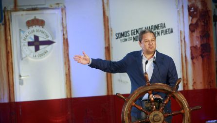 El presidente del Deportivo, Tino Fernández, durante la presentación de las equipaciones del equipo gallego para la campaña 2017-2018 El presidente del Deportivo, Tino Fernández, durante la presentación de las equipaciones del equipo gallego para la campaña 2017-2018