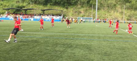Jugadores y jugadoras de la Escuela de RFEF calientan antes de un partido Jugadores y jugadoras de la Escuela de RFEF calientan antes de un partido