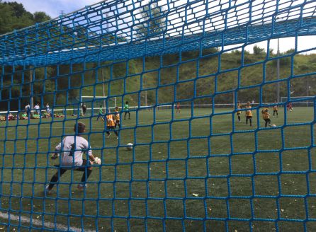 Los jugadores del Molins de Rei lanzan tiros sobre su portero en un calentamiento Los jugadores del Molins de Rei lanzan tiros sobre su portero en un calentamiento