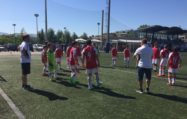 Los jugadores del Urnieta reciben las indicaciones de Josemi Sánchez, su entrenador Los jugadores del Urnieta reciben las indicaciones de Josemi Sánchez, su entrenador