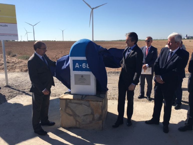 El presidente de Aragón, Javier Lambán, y el ministro de Fomento, Íñigo de la Serna, junto al delegado del Gobierno en Aragón, Gustavo Alcalde, en la puesta de la primera piedra del desdoblamiento de la N-232 El presidente de Aragón, Javier Lambán, y el ministro de Fomento, Íñigo de la Serna, junto al delegado del Gobierno en Aragón, Gustavo Alcalde, en la puesta de la primera piedra del desdoblamiento de la N-232