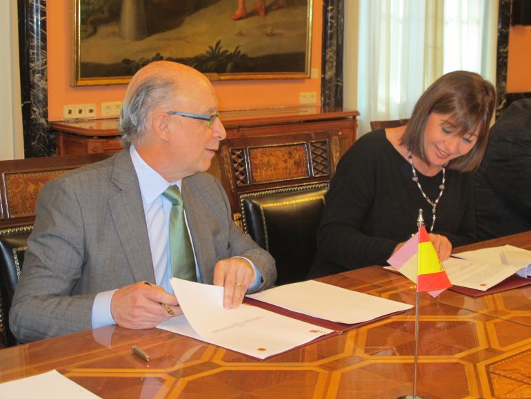 Montoro suavizará una décima el objetivo de déficit de las comunidades autónomas Montoro suavizará una décima el objetivo de déficit de las comunidades autónomas