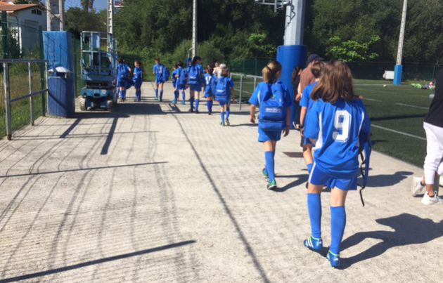 Las niñas del Tolosa se dirigen al campo en el que les toca jugar Las niñas del Tolosa se dirigen al campo en el que les toca jugar