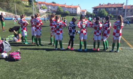 Las niñas del Colegio Subiré de México esperan en la banda para poder jugar Las niñas del Colegio Subiré de México esperan en la banda para poder jugar