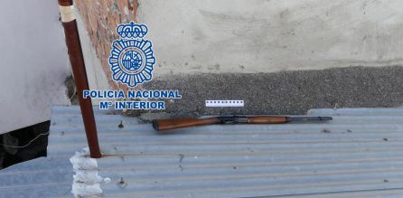 Rifle del calibre 22 mm con el que presuntamente se realizaron los disparos, encontrado en el tejado Rifle del calibre 22 mm con el que presuntamente se realizaron los disparos, encontrado en el tejado