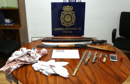 Los agentes intervinieron el arma utilizada y una navaja con la que supuestamente intentó apuñalar en la piscina a un familiar de los dos heridos Los agentes intervinieron el arma utilizada y una navaja con la que supuestamente intentó apuñalar en la piscina a un familiar de los dos heridos