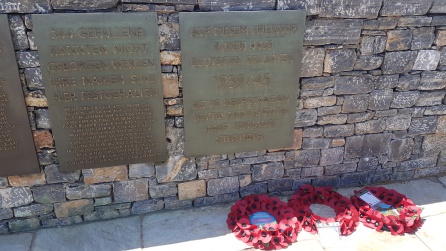 Fair Play. En el cementerio alemán de Maleme, junto a las tumbas de los paracaidistas, y a pesar de lo cruento de los combates que mantuvieron en 1941, las coronas de los veteranos ingleses y de la Commonwealth en honor a sus enemigos. Fair Play. En el cementerio alemán de Maleme, junto a las tumbas de los paracaidistas, y a pesar de lo cruento de los combates que mantuvieron en 1941, las coronas de los veteranos ingleses y de la Commonwealth en honor a sus enemigos.