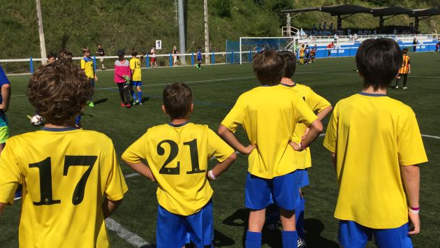 Los niños del Danena de Zizurkil, preparados para hacer el calentamiento Los niños del Danena de Zizurkil, preparados para hacer el calentamiento