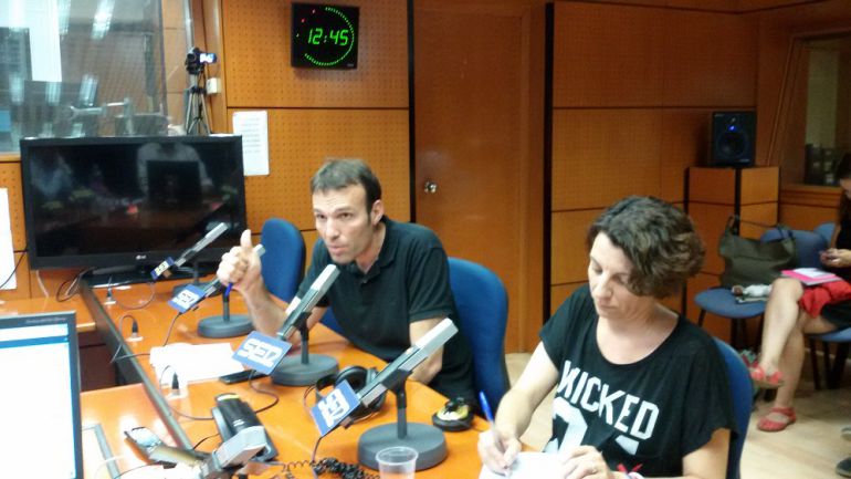 Pablo Muñoz, de Zaragoza en Común, y Leticia Crespo, de CHA, durante el debate de Plaza Pública, en Hoy por Hoy Zaragoza Pablo Muñoz, de Zaragoza en Común, y Leticia Crespo, de CHA, durante el debate de Plaza Pública, en Hoy por Hoy Zaragoza