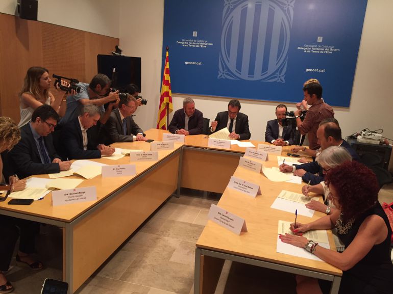 Un moment de la signatura del conveni de creació de la Taula de Mobilitat de les Terres de l'Ebre. Un moment de la signatura del conveni de creació de la Taula de Mobilitat de les Terres de l'Ebre.