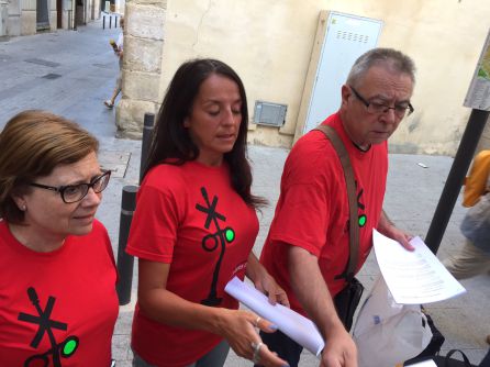 Representants de Trens Dignes, a les portes de la delegació del Govern amb documentació sobre la Taula de Mobilitat. Representants de Trens Dignes, a les portes de la delegació del Govern amb documentació sobre la Taula de Mobilitat.