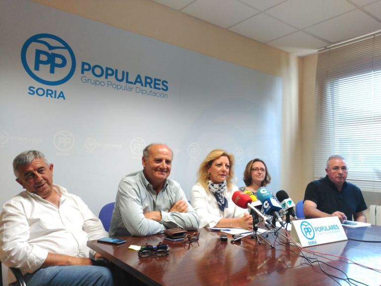 Los diputados Elvira, De Pablo, Torres y Soria, de izquierda a derecha, arropando a Ascensión Pérez (centro). Los diputados Elvira, De Pablo, Torres y Soria, de izquierda a derecha, arropando a Ascensión Pérez (centro).
