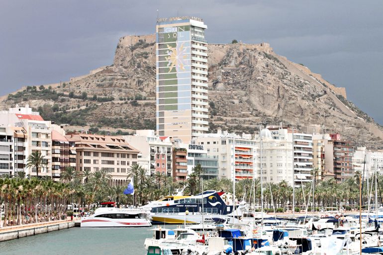 Vista de la darsena deportiva del puerto de Alicante desde el Real Club de Regatas de Alicante Vista de la darsena deportiva del puerto de Alicante desde el Real Club de Regatas de Alicante