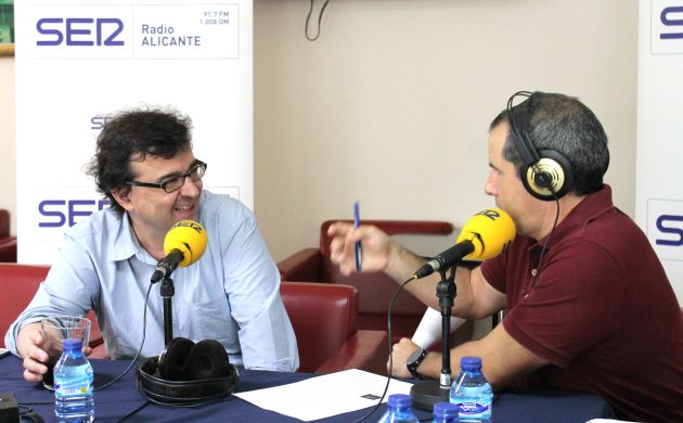 Javier Cercas conversa con Carlos Arcaya en el Real Club de Regatas de Alicante Javier Cercas conversa con Carlos Arcaya en el Real Club de Regatas de Alicante