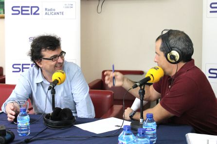 El escritor Javier Cercas hablando con Carlos Arcaya El escritor Javier Cercas hablando con Carlos Arcaya