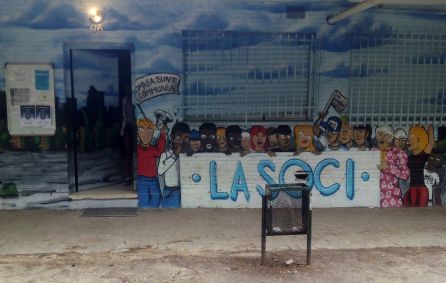 La fachada de la A.V. Manoteras es el trabajo de un grupo de grafiteros del barrio. La fachada de la A.V. Manoteras es el trabajo de un grupo de grafiteros del barrio.