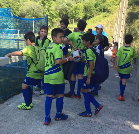 Los niños del Trintxerpe preparados para jugar un partido en Berio Los niños del Trintxerpe preparados para jugar un partido en Berio