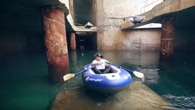 Dos youtubers navegan por las obras de la T2 de Valencia