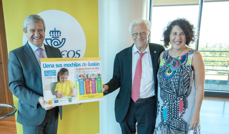 El Padre Ángel (centro) en la presentación de la campaña 'Llena sus mochilas de ilusión' para recoger material escolar El Padre Ángel (centro) en la presentación de la campaña 'Llena sus mochilas de ilusión' para recoger material escolar