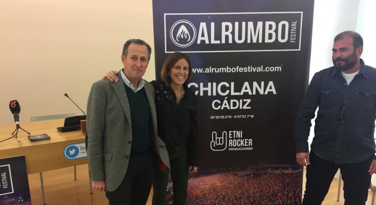 Momento de la presentación de Alrumbo con la presencia del alcalde Momento de la presentación de Alrumbo con la presencia del alcalde