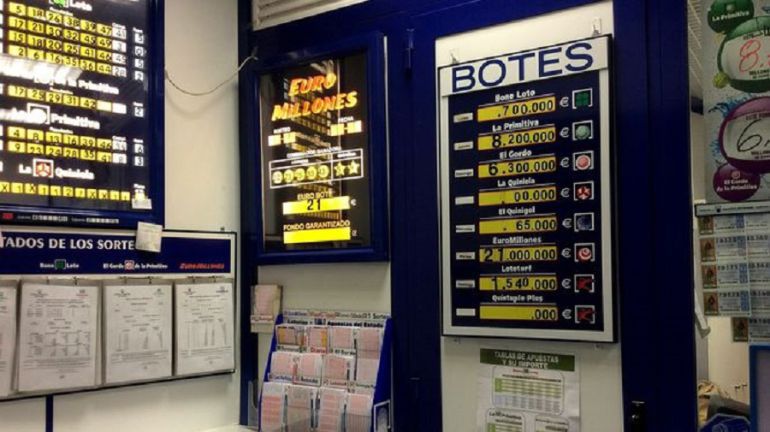 Interior de un establecimiento de loterías y apuestas Interior de un establecimiento de loterías y apuestas