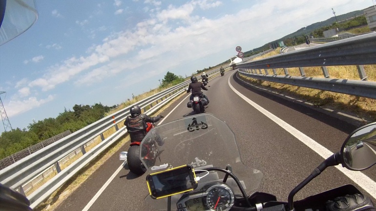 Grupo de moteros suizos animando con sus heterogéneas monturas las carreteras italianas. Grupo de moteros suizos animando con sus heterogéneas monturas las carreteras italianas.