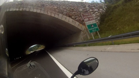¡Luchas de osos y lobos! Los croatas sí que saben animarm sus carreteras... ¡Luchas de osos y lobos! Los croatas sí que saben animarm sus carreteras...