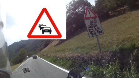 Exageración italiana: A la izquierda la señal española para retenciones. 3 coches. A la derecha la italiana... ¡14! Exageración italiana: A la izquierda la señal española para retenciones. 3 coches. A la derecha la italiana... ¡14!