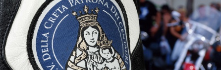 Santa María Della Creta, patrona de los "centauri", en formato -como no podía ser de otra manera- parche en cazadora de cuero. Santa María Della Creta, patrona de los "centauri", en formato -como no podía ser de otra manera- parche en cazadora de cuero.