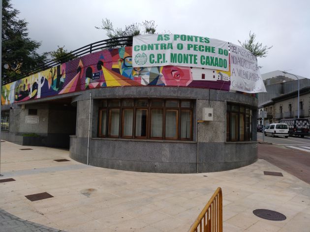 Cartel contra el cierre del colegio en As Pontes Cartel contra el cierre del colegio en As Pontes