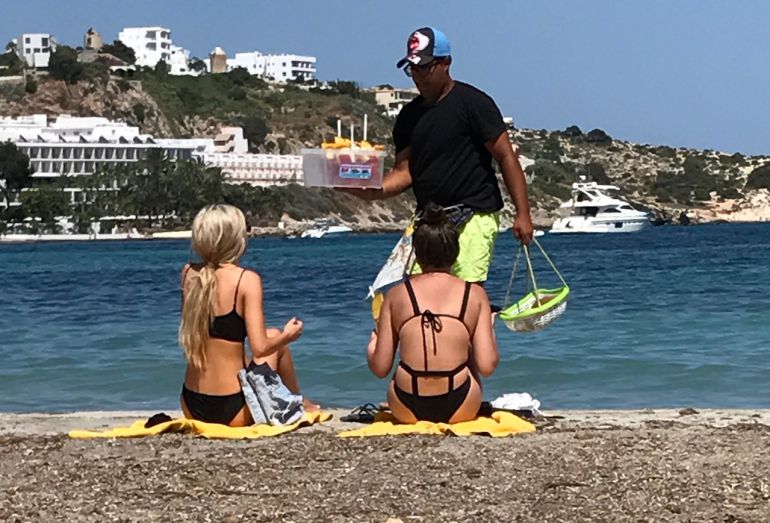 Un vendedor ambulante en la playa Un vendedor ambulante en la playa