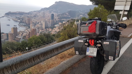 Montecarlo desde las alturas de curvas reviradas que le rodean. Montecarlo desde las alturas de curvas reviradas que le rodean.
