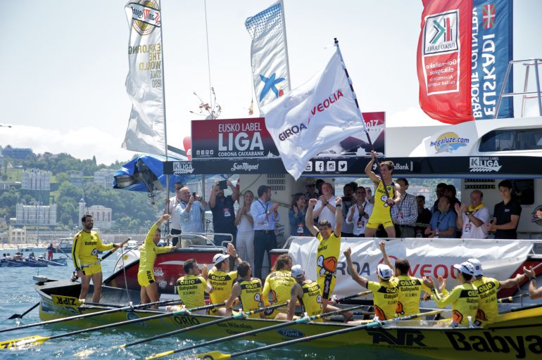 Los remeros de Orio celebran su triunfo en la Bahia de la Concha Los remeros de Orio celebran su triunfo en la Bahia de la Concha