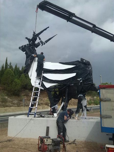 Momento del montaje de la escultura por el artista Momento del montaje de la escultura por el artista